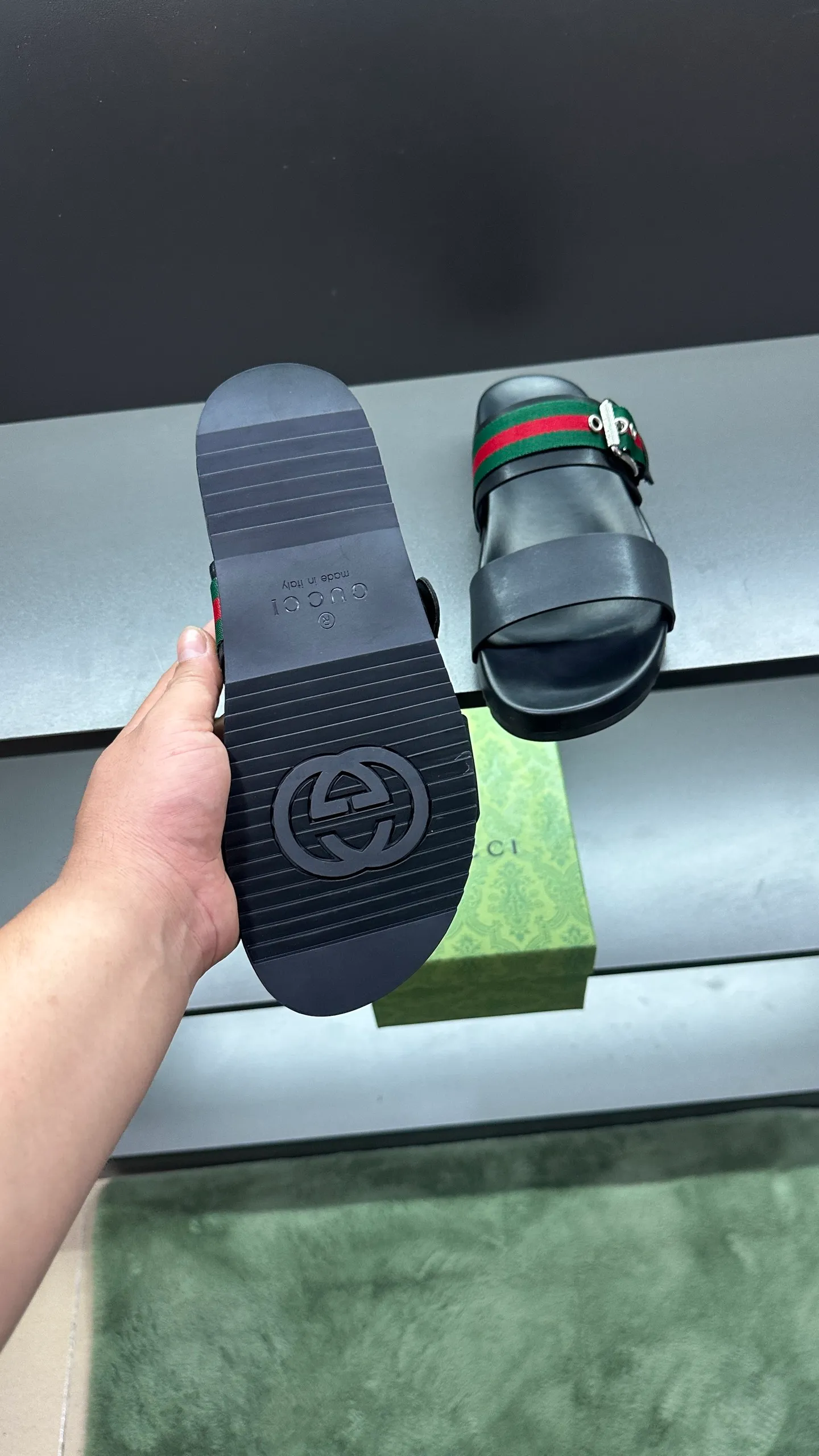 P320 [G Home New Style] Men's sizes 39 to 45, (46. Customized) This slipper is made of GG polyester fiber and is decorated with a Gucci label on the front, adding a striking logo feel to the style. "Gucci Made in Italy" stamped label Rubber sole Flat Made in Italy No. 058